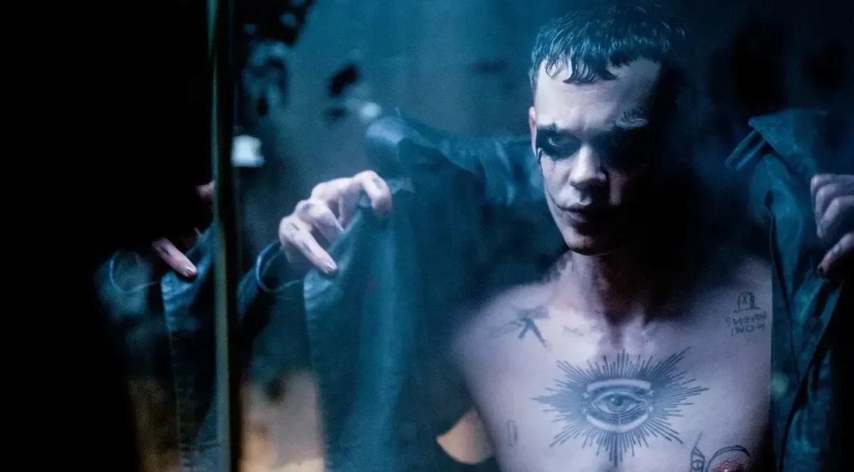 Bill Skarsgård como Eric Draven no filme "O Corvo"