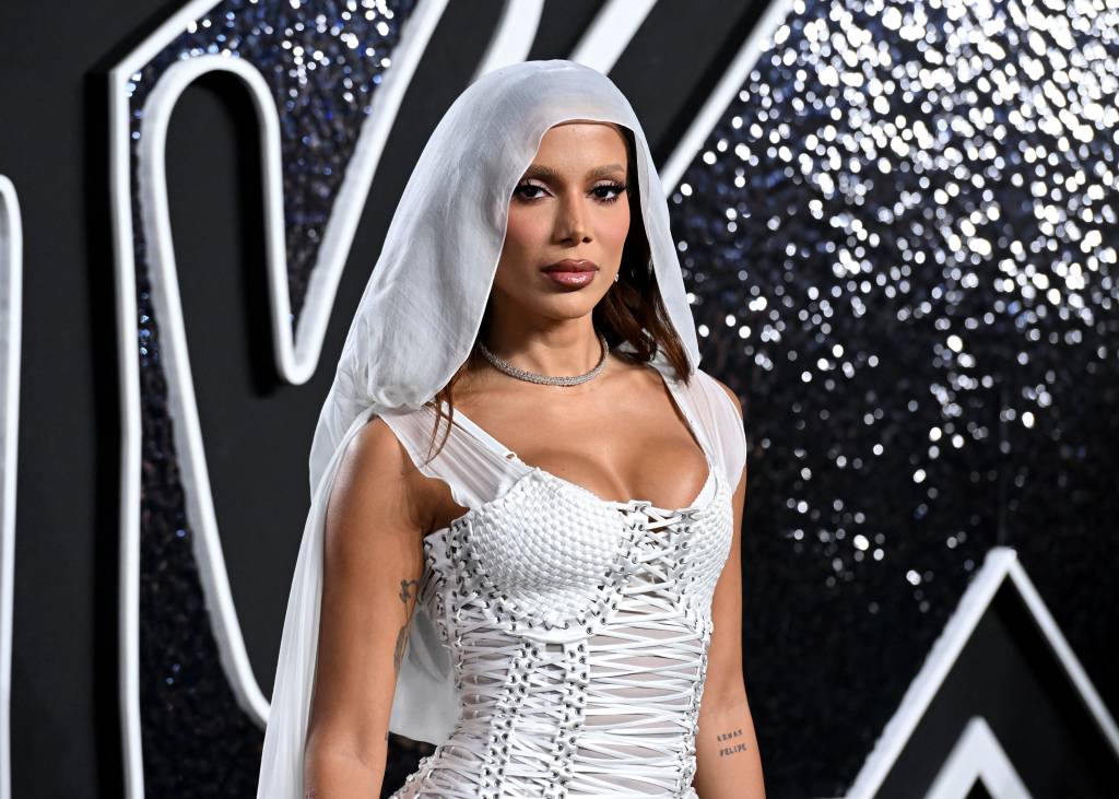 Anitta “noiva”, xadrez, gótico, efeito molhado: Os looks da premiação da MTV