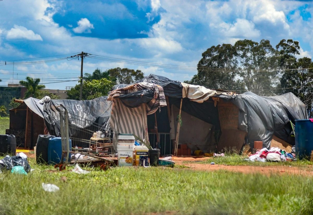 Mais de 160 mil brasileiros vivem em moradias improvisadas, como tendas