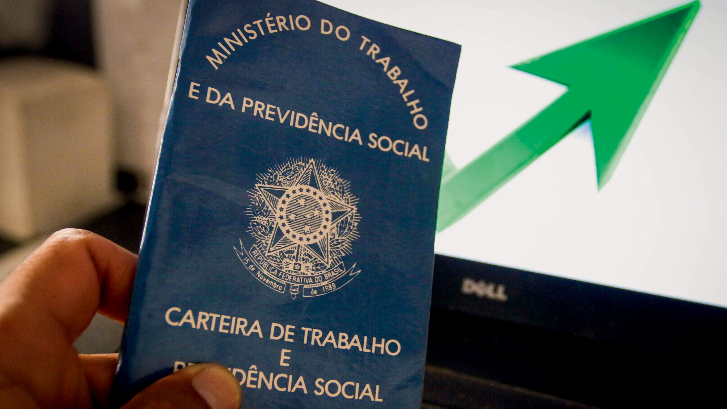 Desemprego sobe no 1º tri e taxa volta a superar 6% após quase um ano
