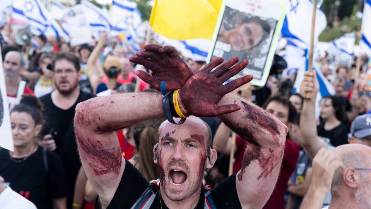 Familiares de israelenses sequestrados pelo Hamas protestam em Jerusalém