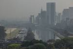 Fumaça de incêndios encobre o céu de São Paulo