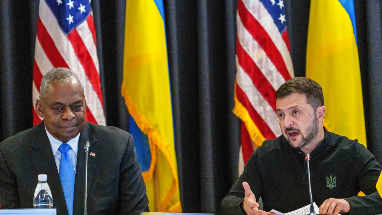 O presidente da Ucrânia, Volodymyr Zelenskiy, e o secretário de Defesa americano, Lloyd Austin, durante reunião na Base Aérea de Ramstein, na Alemanha. 06/09/2024