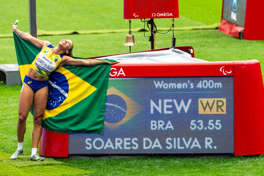 Rayane Soares da Silva comemora a conquista do ouro nos 400m com direito a recorde mundial - 07/09/2024