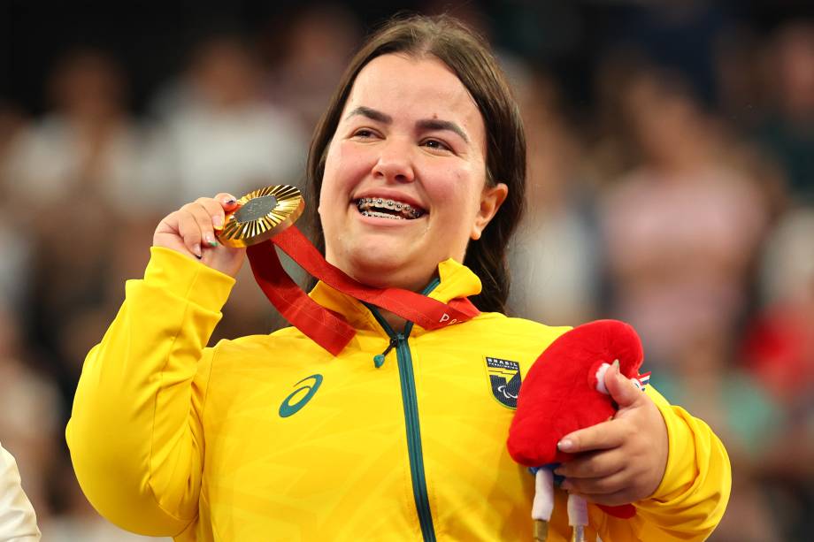 Mariana D'Andrea, do halterofilismo, segura sua medalha de ouro na categoria até 73kg - 07/09/2024