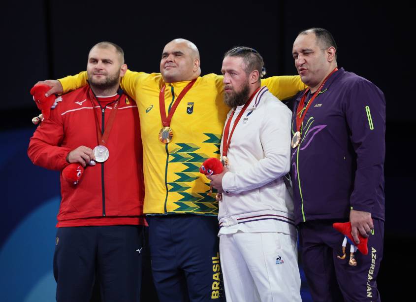 Wilians Silva de Araujo, ao centro, com sua medalha de ouro no judô, categoria acima de 90kg J1 - 07/09/2024