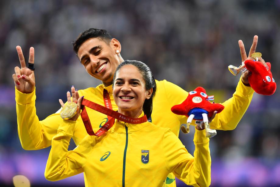 Jerusa Geber e o seu Gabriel Aparecido dos Santos com a medalha de ouro da brasileira nos 200m T11. Ela também campeã dos 100m T11 - 07/09/2024