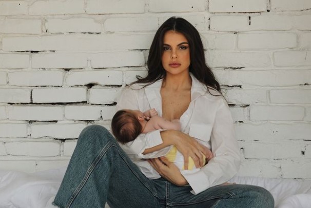 Amanda Kimberly com Helena, filha da modelo com Neymar Jr