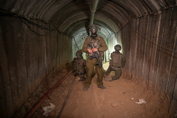 Soldados israelenses em túnel construído pelo Hamas no norte de Gaza. 07/01/2024