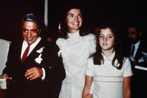 Jackie O, com Aristóteles Onassis e a filha Caroline Kennedy - vestido de noiva entrou para a história