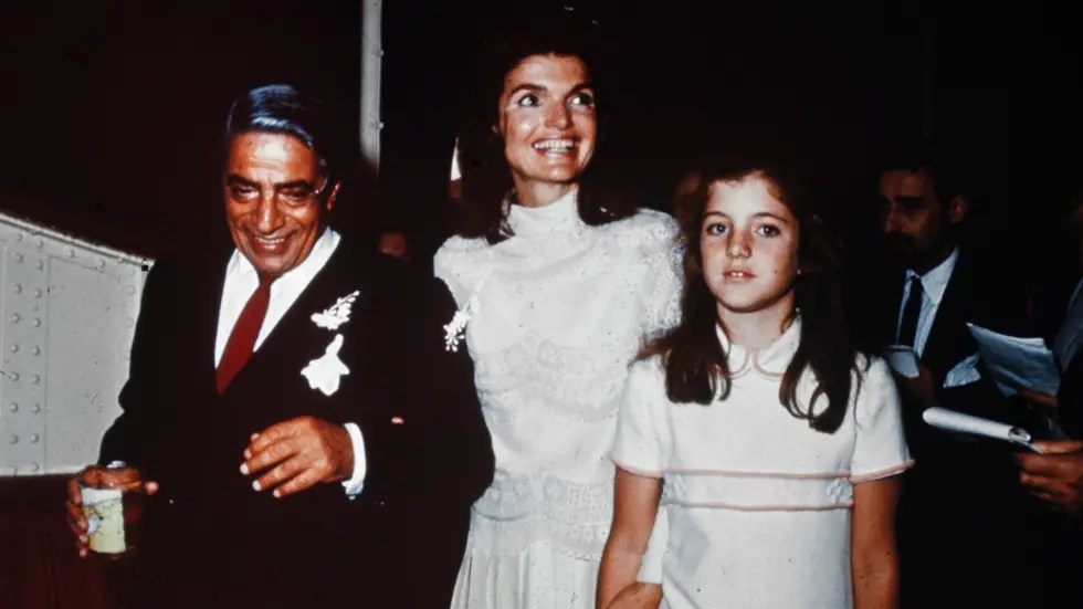 Vestido icônico de Jackie Kennedy Onassis será colocado em leilão. Saiba qual