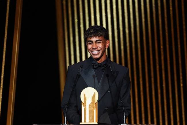 FBL-AWARD-BALLON D’OR-2024 Barcelona's Spanish forward Lamine Yamal receives the Kopa Trophy for best under-21 player during the 2024 Ballon d'Or France Football award ceremony at the Theatre du Chatelet in Paris on October 28, 2024. (Photo by FRANCK FIFE / AFP)