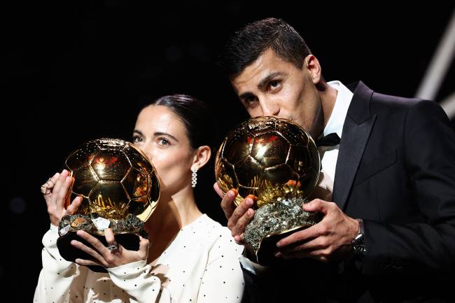 FBL-AWARD-BALLON D’OR-2024 Barcelona's Spansih midfielder Aitana Bonmati (L) and Manchester City's Spanish midfielder Rodri pose with their Ballon d'Or award during the 2024 Ballon d'Or France Football award ceremony at the Theatre du Chatelet in Paris on October 28, 2024. (Photo by FRANCK FIFE / AFP)