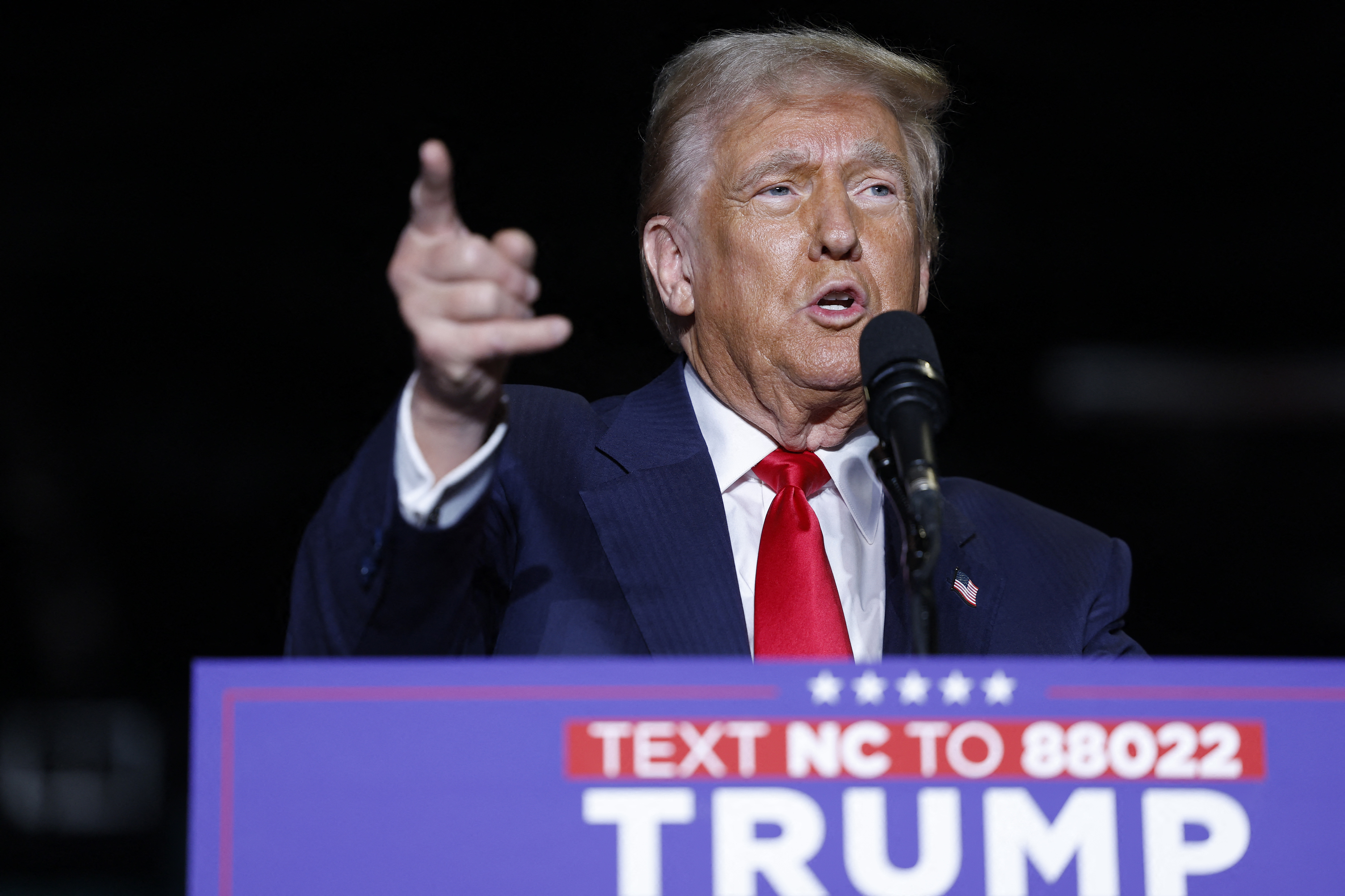 Quem é o ‘sósia’ brasileiro de Donald Trump ligado ao clã Bolsonaro