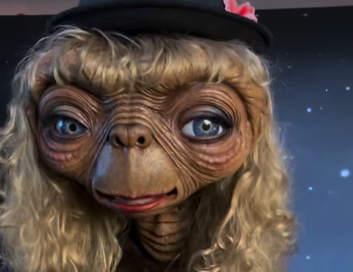 Heidi Klum aparece em uma versão feminina de E.T., o Extraterrestre no Halloween
