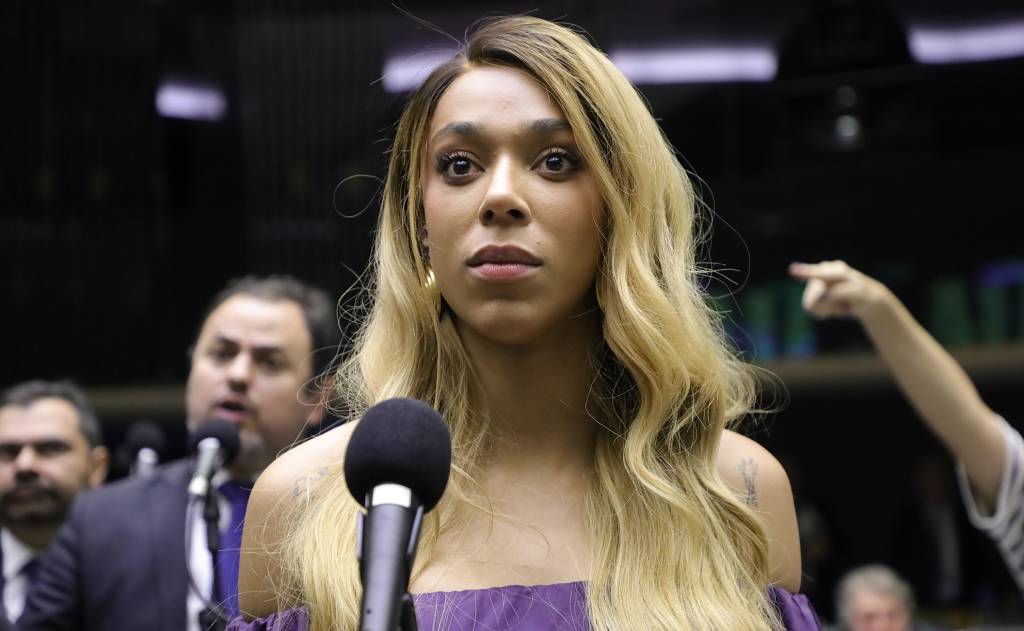 Erika Hilton é identificada como homem em visto dos EUA e promete levar Trump à ONU