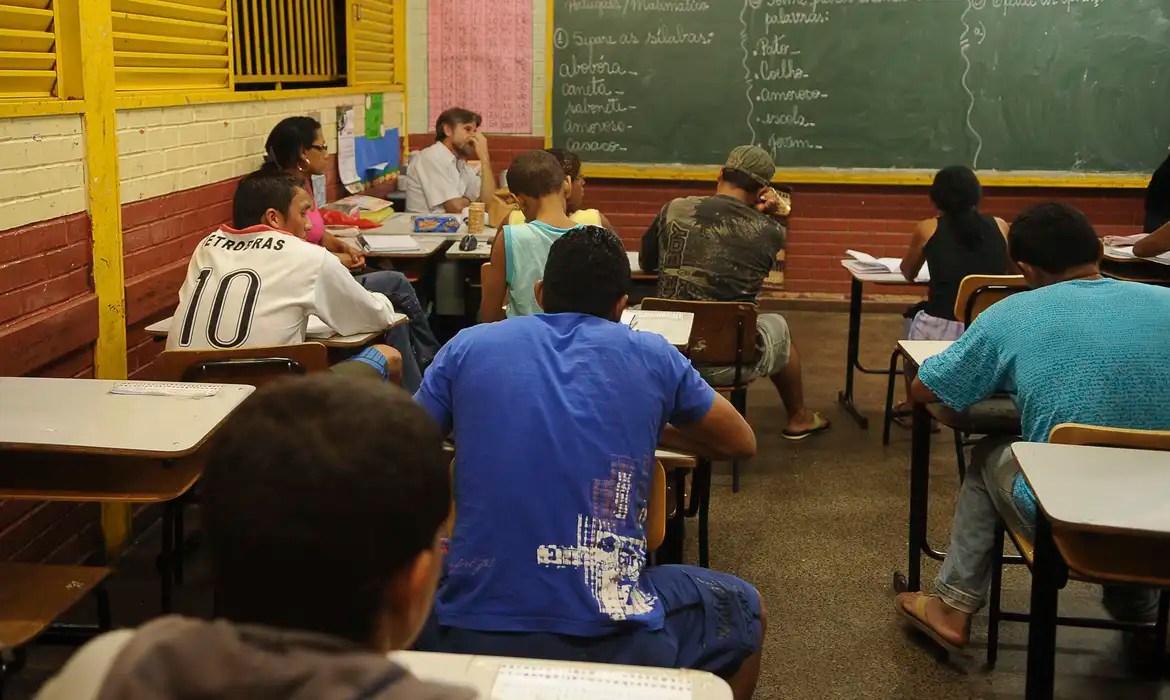 Queda na reprovação e mudança no Enem: o que revela Censo Escolar sobre rede pública