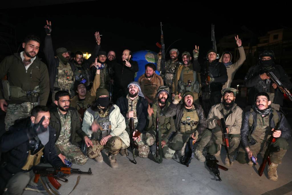 Força armada síria contra-ataca invasão terrorista em Aleppo