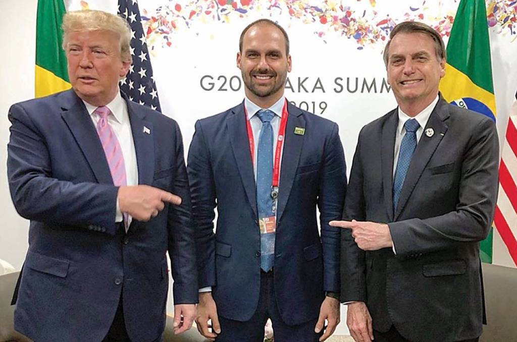 Moraes vê ação de Eduardo para impedir julgamento de Bolsonaro no STF