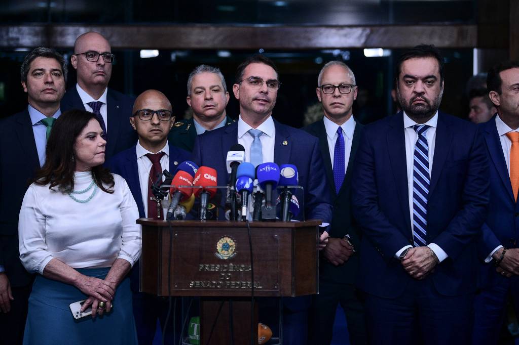 Cláudio Castro e Flávio Bolsonaro articulam mudanças no Código Penal