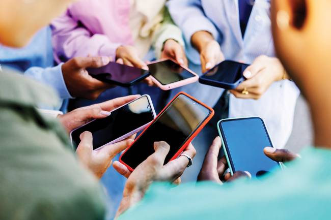 ESCALADA - Smartphones: 11 milhões dos aparelhos vendidos no país já são ilegais, impulsionados pelo comércio digital