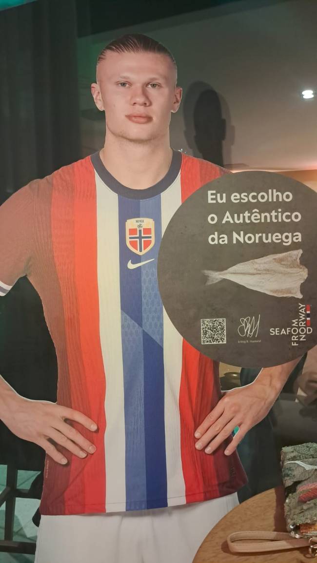 Haaland bacalhau Noruega G20 Em tamanho real, Haaland de papelão faz propaganda do bacalhau norueguês. 17/11/2024 -