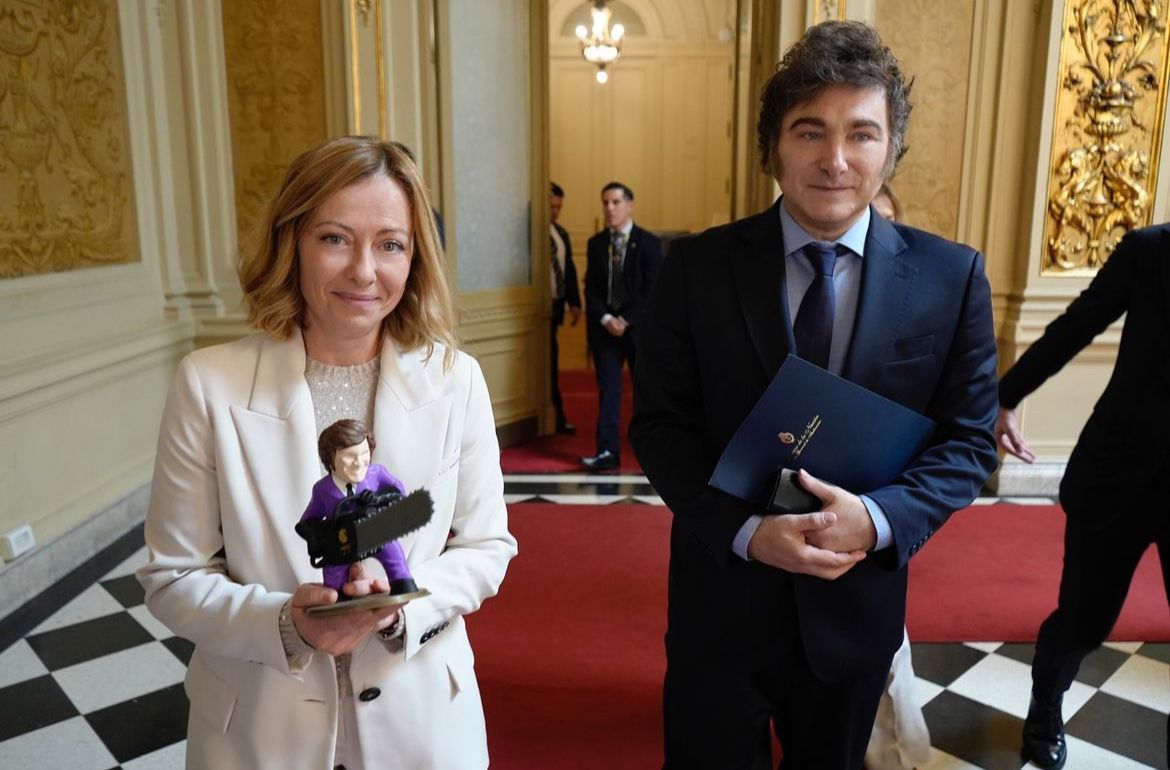 De joias a estatueta de Milei: Meloni planeja leilão de presentes que ganhou de líderes mundiais