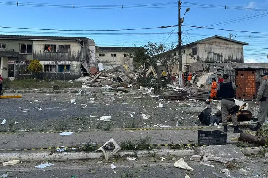 Maceió: prédio de oito andares desaba após explosão e deixa três mortos
