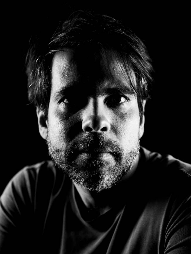 Retrato de Gustavo Minas, Streetphotographer Reconhecido internacionalmente, Gustavo Minas criou um estilo que usa reflexos e luzes para compor histórias