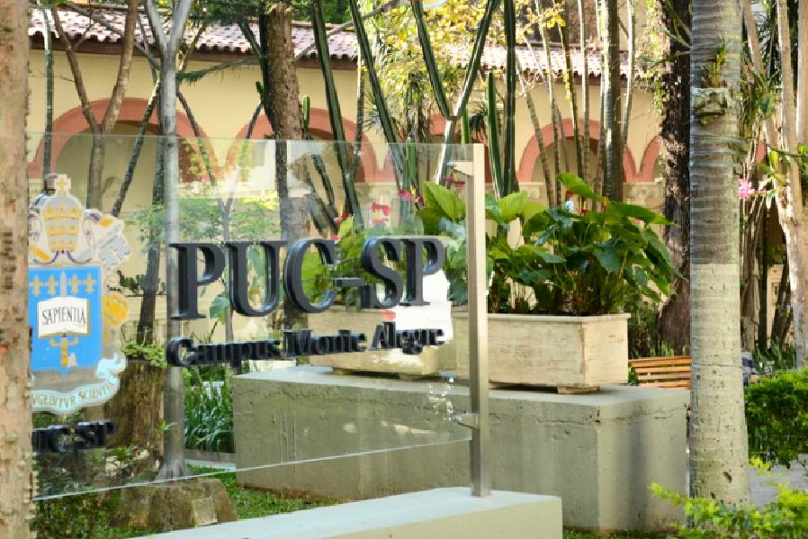 Quarta estudante da PUC é demitida de estágio após ofensas racistas em torneio