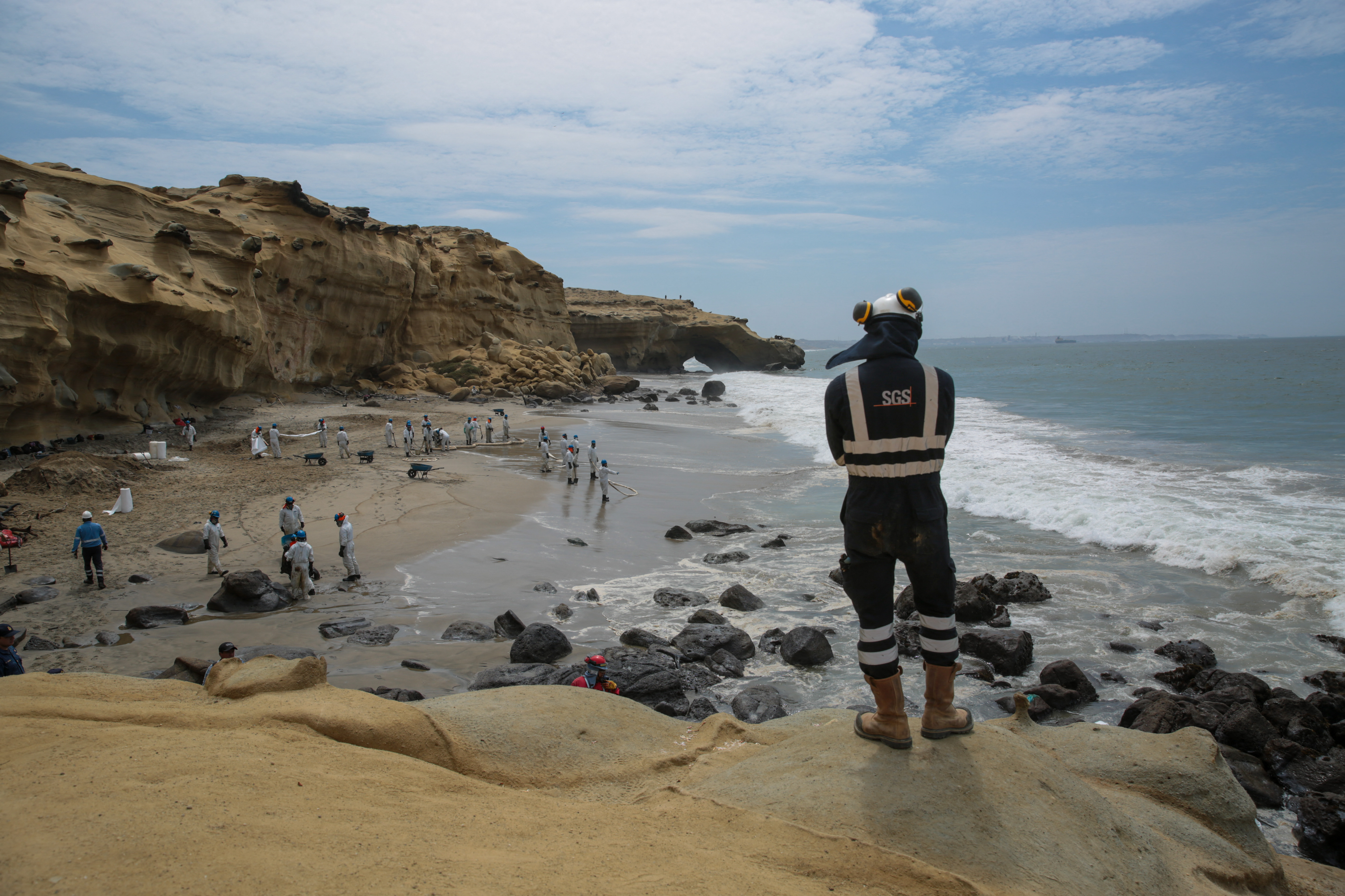 Peru declara emergência ambiental após vazamento de petróleo no mar
