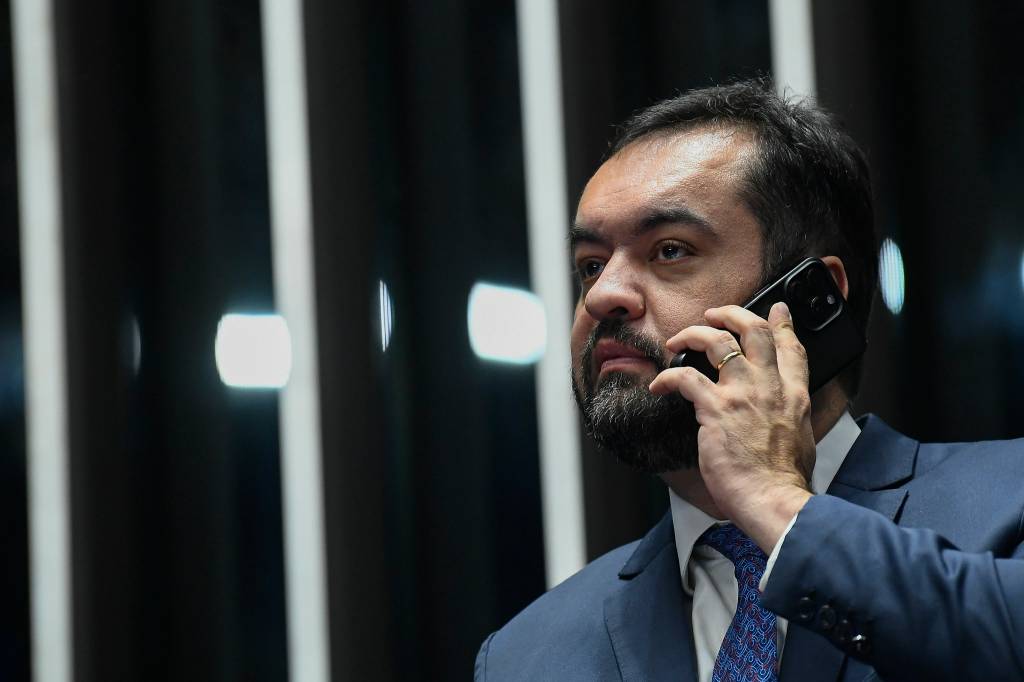 Claudio Castro celebra projeto da dívida dos estados “sem cor partidária”