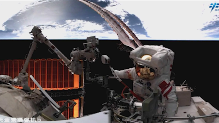 Astronautas fazem o passeio espacial mais longo da história