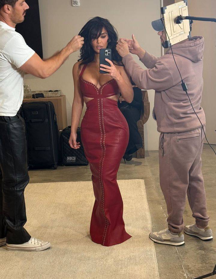 Nem um pé quebrado fez Kim Kardashian descer do salto…