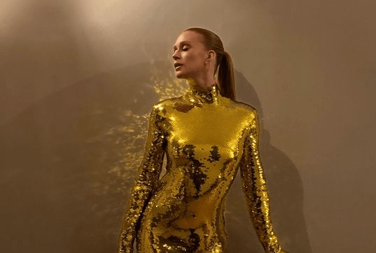 Marina Ruy Barbosa brilha de Bottega Veneta dourado
