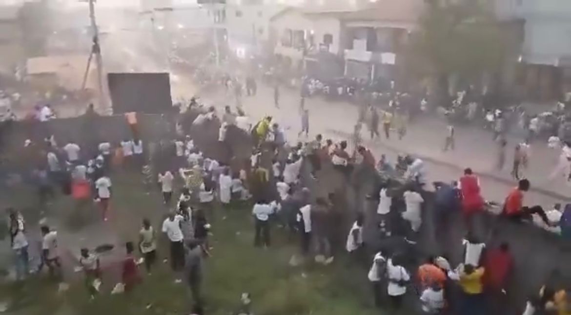 Confusão em estádio de futebol na Guiné deixa mais de 50 mortos