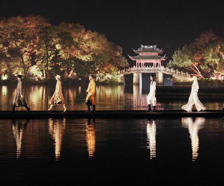 Homenagem à criadora ou resposta à crise? O megadesfile teatral da Chanel na China
