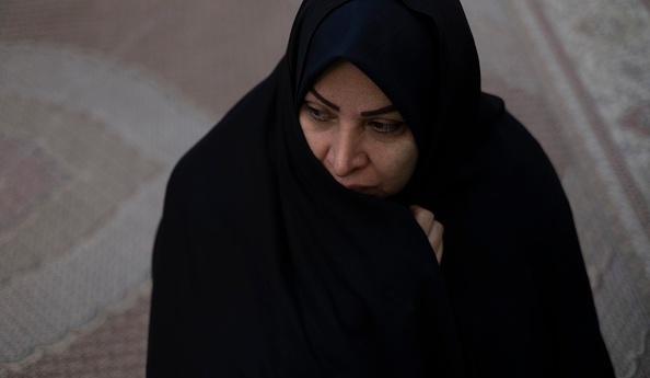 Irã suspende implementação de lei de repressão contra mulheres que não usam hijab