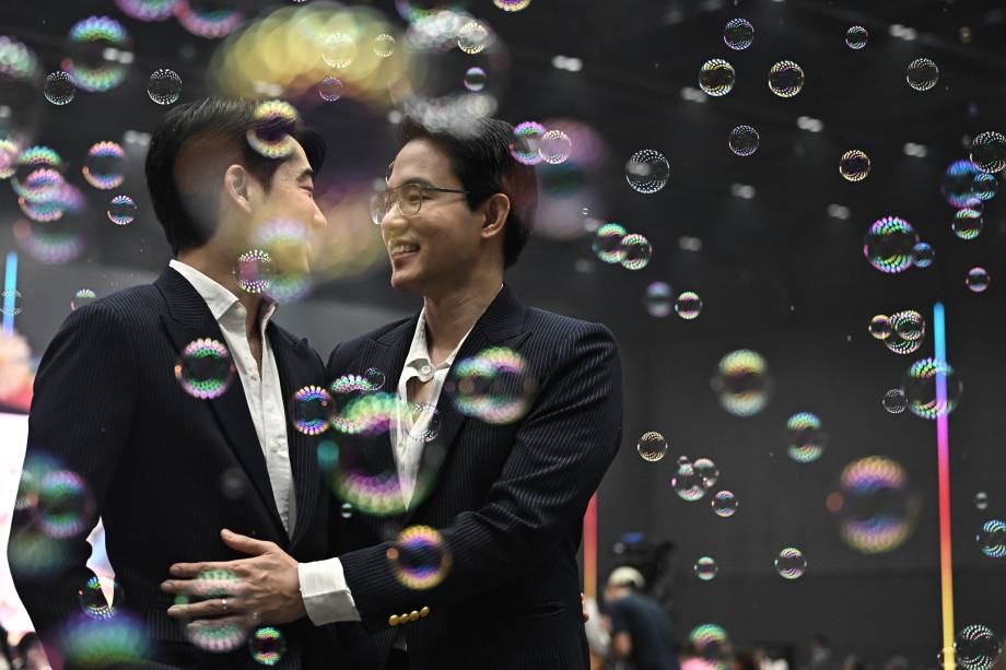 Casal posa para fotos em megacasamento LGBTQIA+ no shopping Paragon, em Bangkok, na Tailândia. 23/01/2025 -
