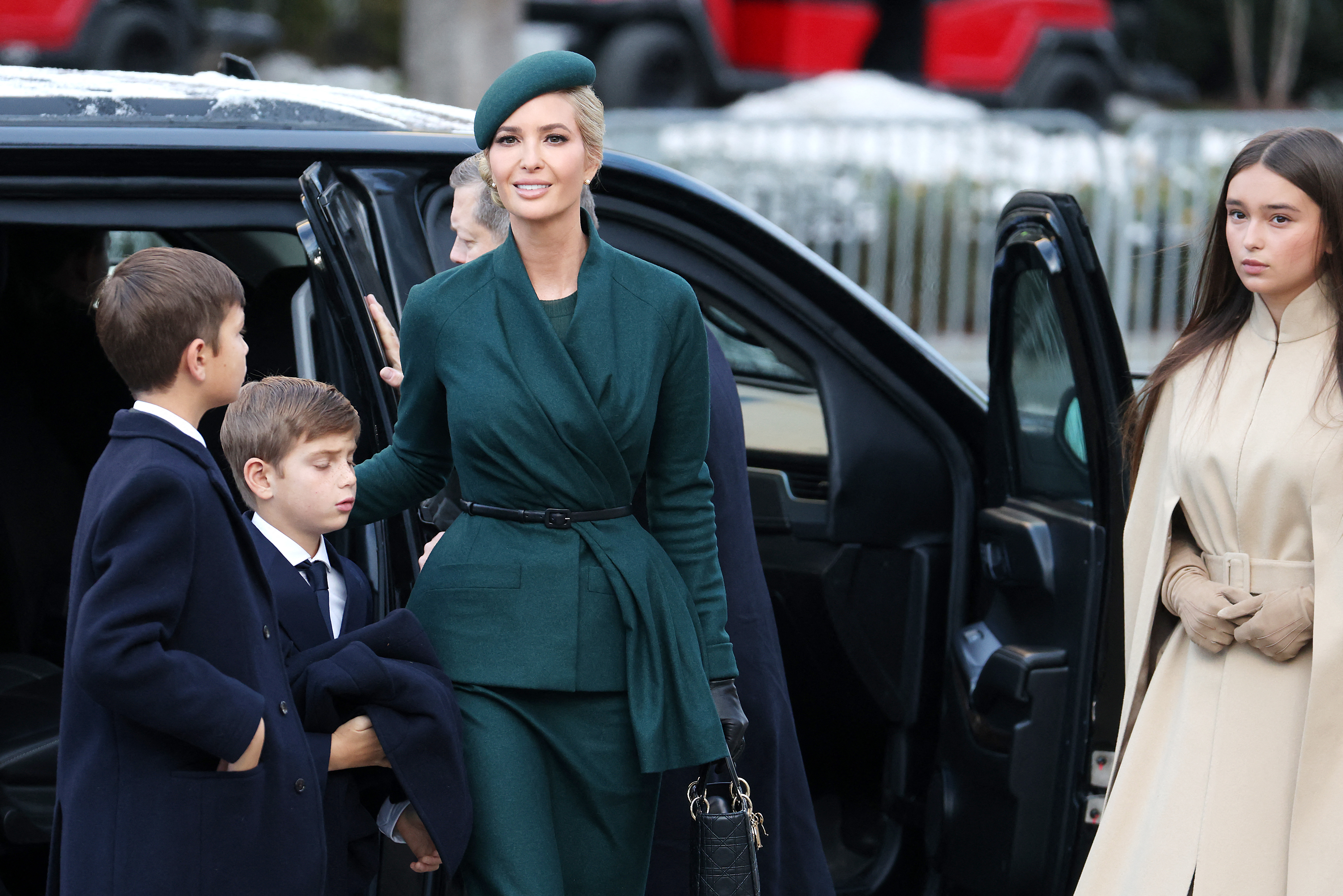 Ivanka Trump é comparada a personagem de ‘O Conto da Aia’ por look da posse