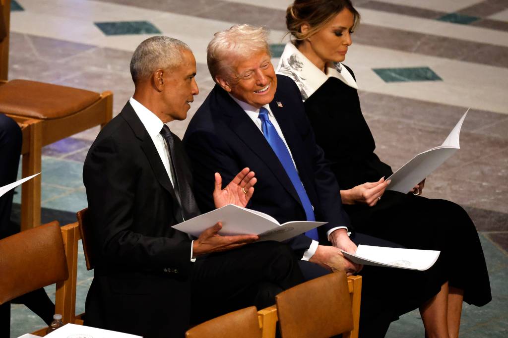 O amistoso cochicho entre Trump e Obama no funeral de Carter