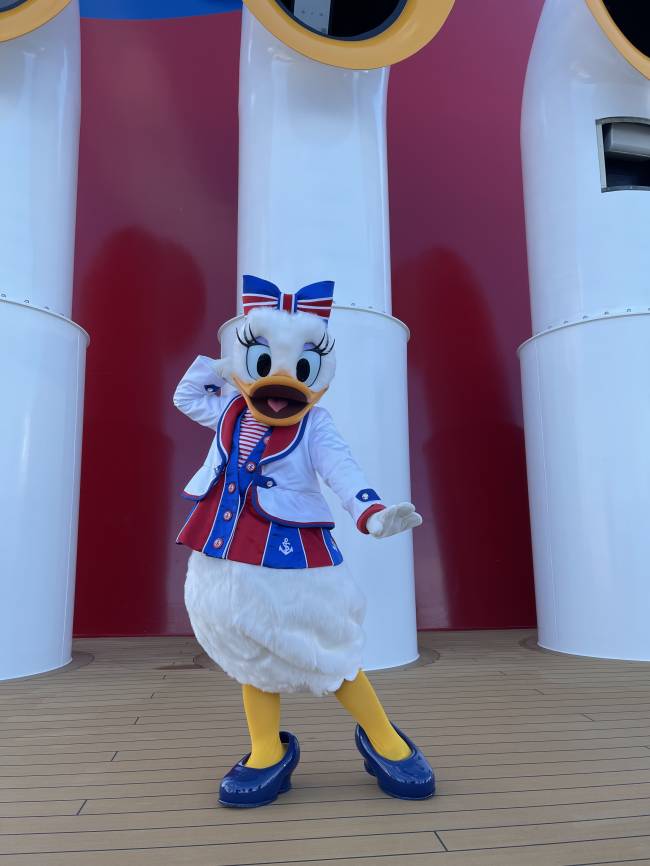 Personagens da Disney, como a Margarida, estão à disposição dos hóspedes do navio para as tradicionais fotos e selfies