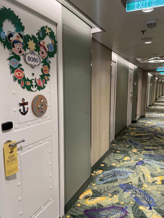 Portas magnéticas: decoração personalizada já é uma tradição nos navios da Disney, como o Treasure