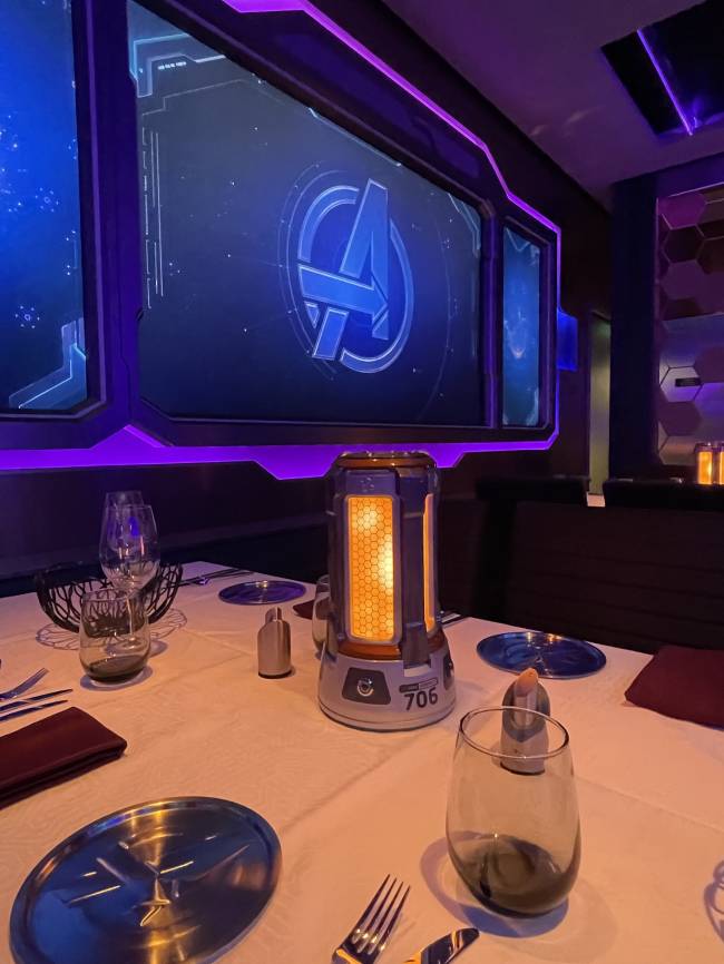 Worlds of Marvel: um dos principais restaurantes do navio é inspirado na franquia de super-heróis e garante um jantar com diversão