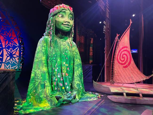 Espetáculos a bordo: todas as noites o Treasure oferece um show no melhor estilo da Broadway, como a montagem para o teatro de Moana, com um fantoche de quatro metros
