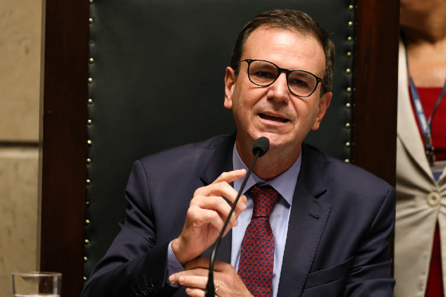 Em vídeo, Eduardo Paes pede que cariocas fiquem em casa por causa das chuvas