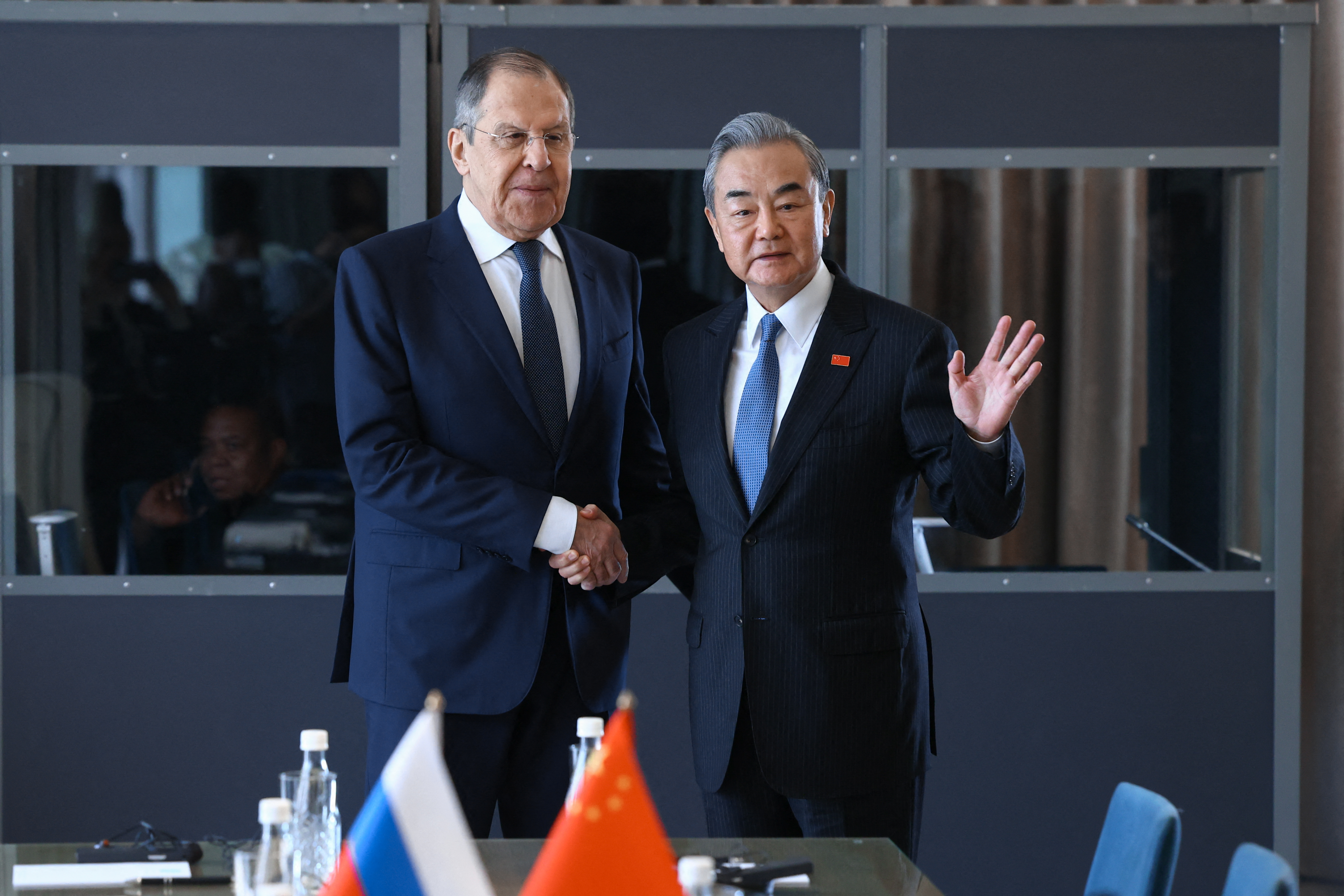 Aliada da Rússia, China diz que ‘janela de oportunidade’ para paz na Ucrânia está se abrindo 