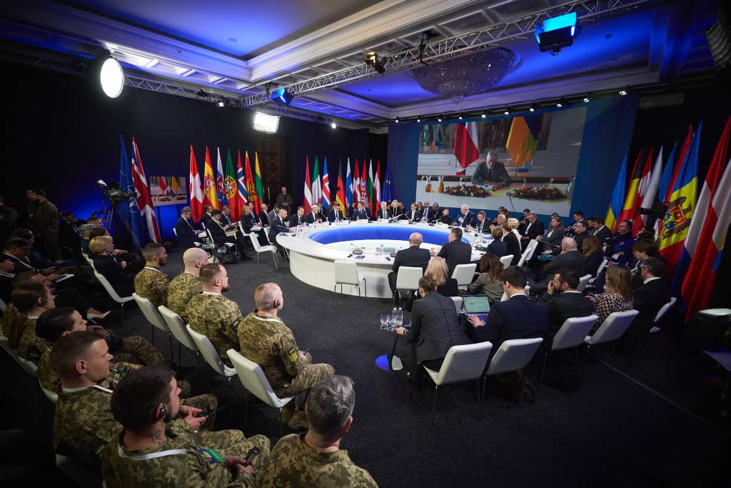 À sombra de Trump, líderes mundiais vão à Ucrânia para marcar os três anos de guerra