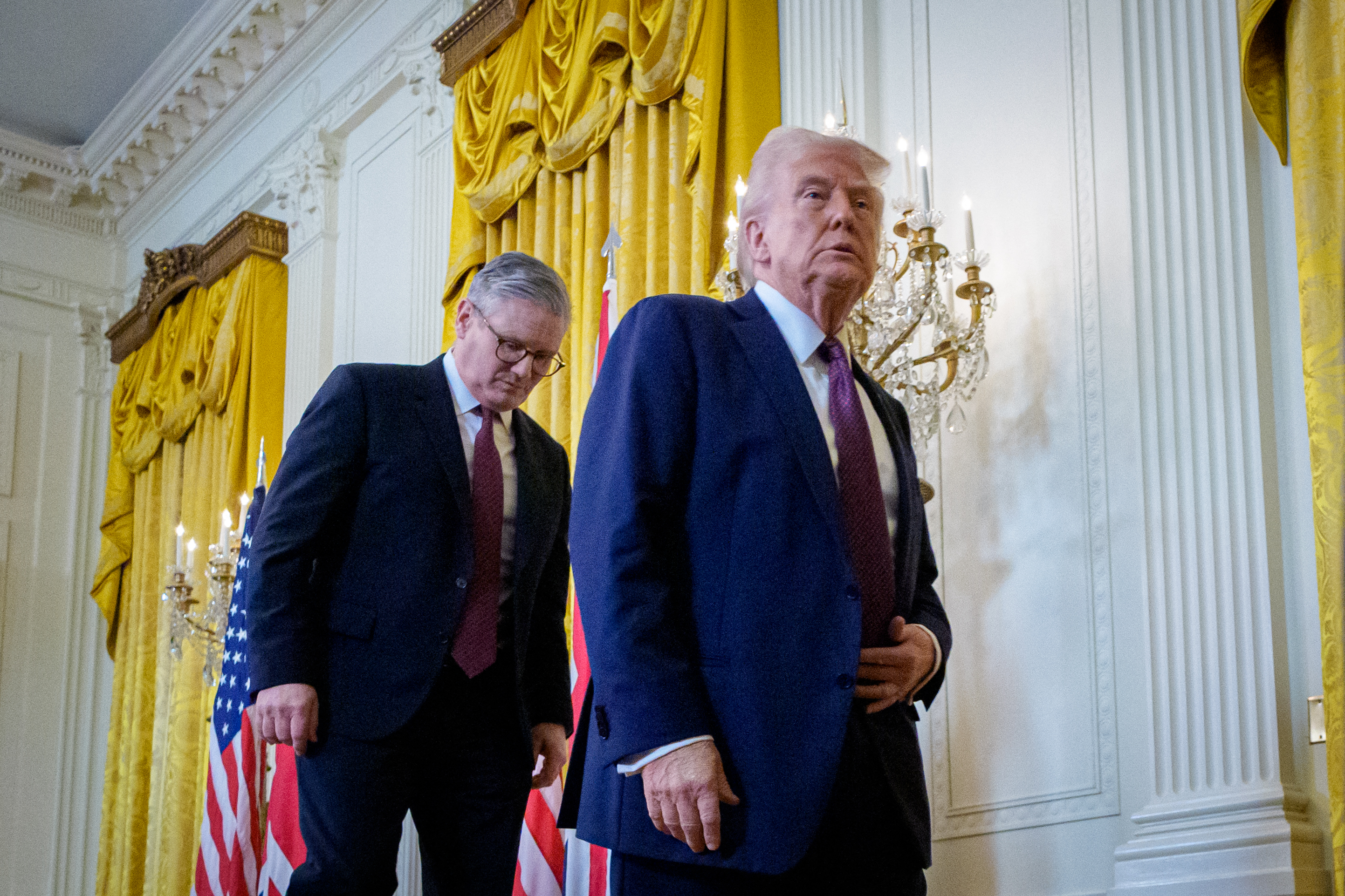 Trump interrompe premiê britânico e causa climão; assista vídeo