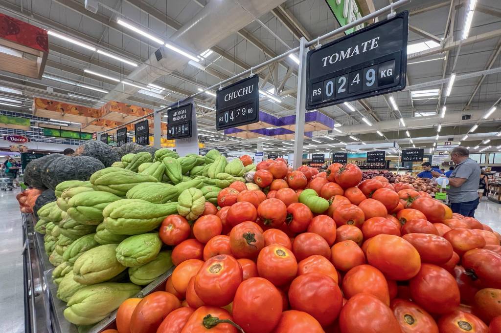 Inflação desacelera com alimentos mais baratos, mas estoura teto da meta